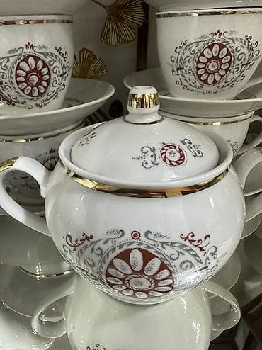 Чайный сервиз на 10 персон с красивым узором в стиле этно. Красное at lalafo.kg Чайный сервиз на 10 персон с красивым узором в стиле этно. Красное