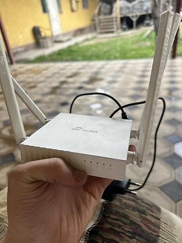 Wi‑Fi роутер TP-Link с четырьмя внешними антеннами. Особенности: -