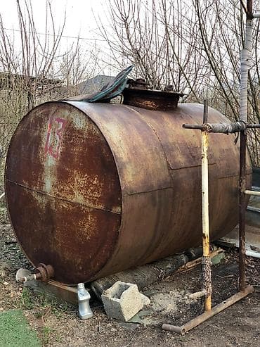 Металлическая цилиндрическая ёмкость/резервуар горизонтального типа