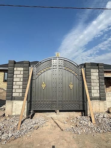 Кованые въездные ворота с арочным верхом - Материал: сталь с