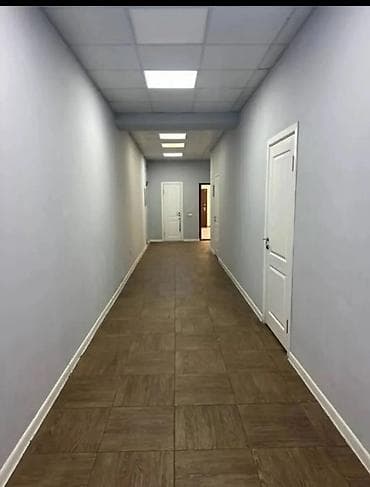 Коммерциялык кыймылсыз мүлктү ижарага берүү: Кеңселерди ижаралоо, 37 м², Административдик имаратта, 1-катар, Тоолор көрүнүп турат, Юридикалык дареги менен — 5