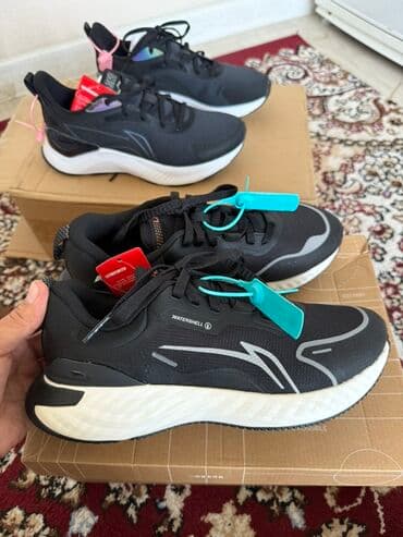 рабочий обув: Черные кроссовки с белой подошвой, предназначенные для активного — 2