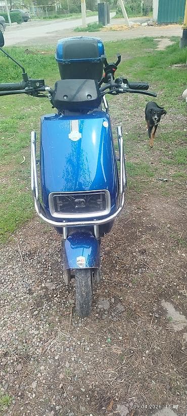renault 19: Скутер/электроскутер синего цвета с задним кофром Описание: - — 5