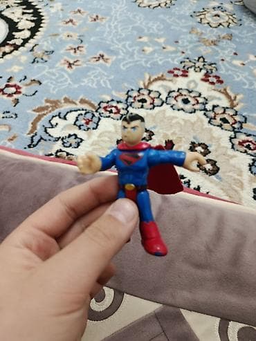 игрушки супергерои: Фигурка супергероя (Супермен) — небольшая пластиковая игрушка с — 1