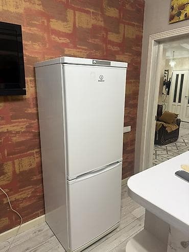 Холодильник Indesit, Б/у, Двухкамерный