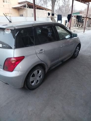 toyota gracia: Компактный 5‑дверный хэтчбек серебристого цвета.1.5 Основные — 2