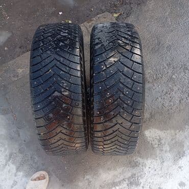 Пара зимних шин с шипами. Характеристики: - Количество: 2 шт. - Тип