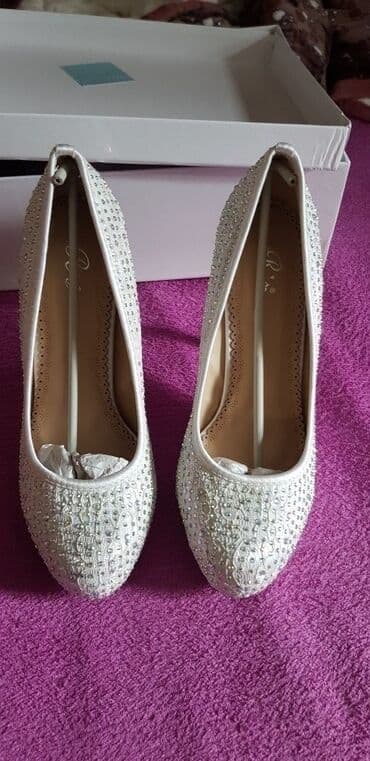 Туфли: Продаю туфли (Европа), каблук 8см, размер 39 - 40. Камни под — 6