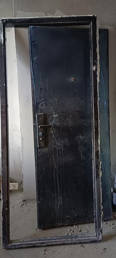 эшик темир бу: Үйлөр жана батирлер үчүн эшик, Металлдан, Сол жакта, түсү - Кара — 2