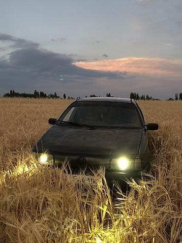 Унаа: Volkswagen Passat: 1990 г., 1.8 л, Кол менен иштөөчү, Бензин, Седан — 1