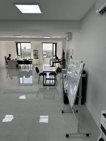 open space: Аренда офисов, 92 м², В бизнес центре, С видом на горы, 1 линия, С оборудованием — 6