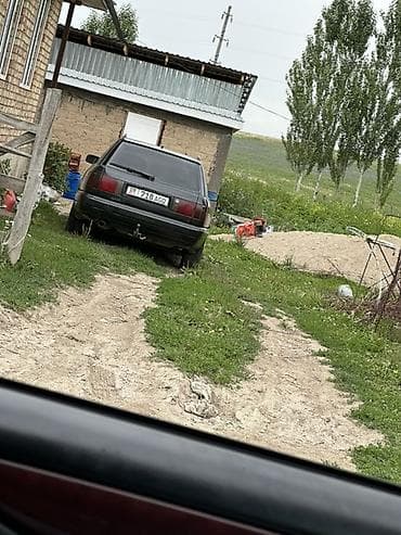 Легковой автомобиль хэтчбек темно‑зеленого цвета. Кузов 5‑дверный