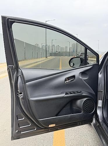 byd e2 2023: Toyota Prius: 2019 г., 1.8 л, Вариатор, Гибрид, Хэтчбэк — 6