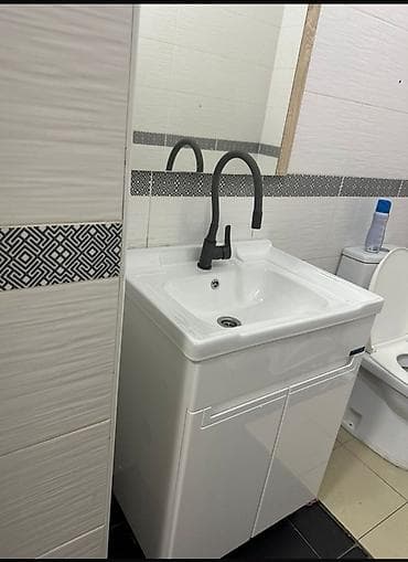 Коммерциялык кыймылсыз мүлктү ижарага берүү: Кеңселерди ижаралоо, 37 м², Административдик имаратта, Тоолор көрүнүп турат, 1-катар, Өзүнчө кире бериши менен — 6