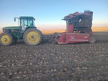 Трактор John Deere 7800 с навесным корнеуборочным комбайном Amity