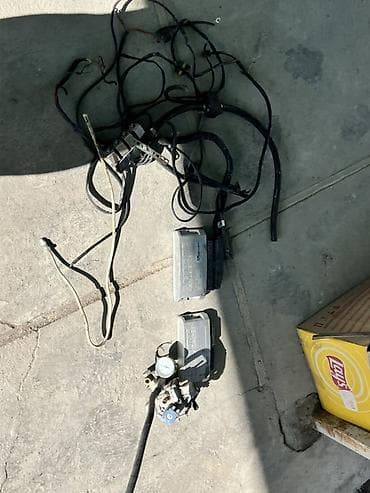 ГБО: Комплект газобаллонного оборудования (ГБО) для автомобиля. В составе — 2