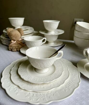 Идиш-аяк: Набор столовой и чайной посуды из белого фарфора с рельефным цветочным — 5
