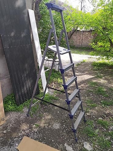 Стремянка алюминиевая 6-ступенчатая с площадкой. почти новый - — 2