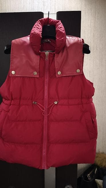 Жилеты, безрукавки: Жилетка-пуховик So CUTE, размер S - Цвет: насыщенный малиново‑красный — 1
