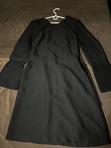 черный платья: Черное женское платье миди с длинными рукавами. - Силуэт: приталенный — 4