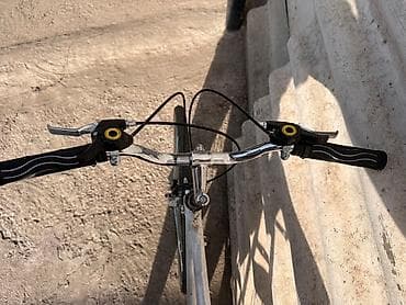 фикс константин: Велосипед в белом цвете с простой конструкцией и минималистичным — 2