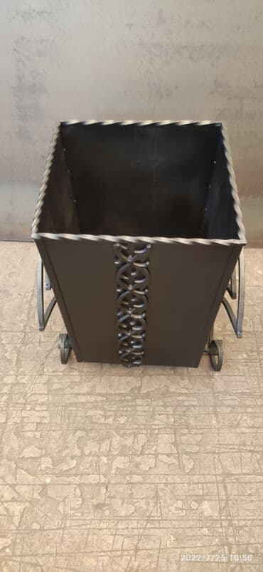 урна для мусора металлическая: Металлическая мусорка с элементами ковки очень удобная и вместительная — 2