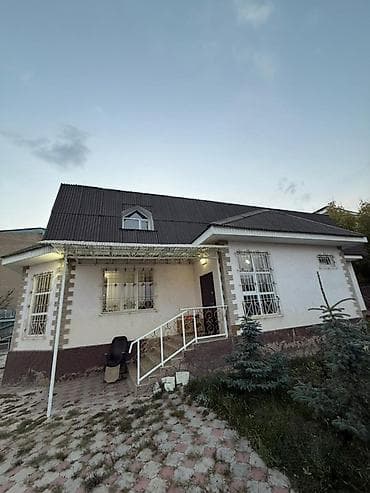 Просторный одноэтажный дом с мансардным уровнем и крытым крыльцом