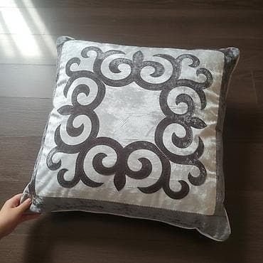 Декоративная подушка квадратной формы с бархатистым эффектом. -