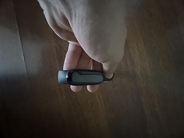 Фитнес-браслет с экраном (черный) - Компактный трекер в лаконичном