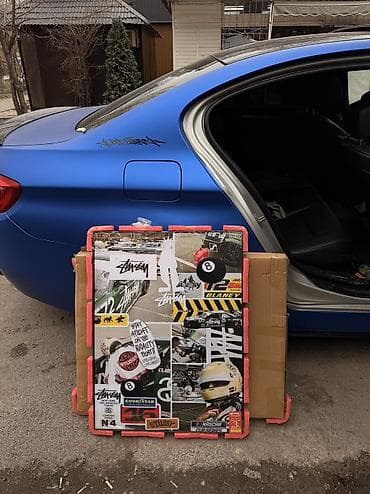 Килемдер: Постер Stüssy x автоспорт/ NASCAR — коллаж в раме 60х80 см - Формат — 3