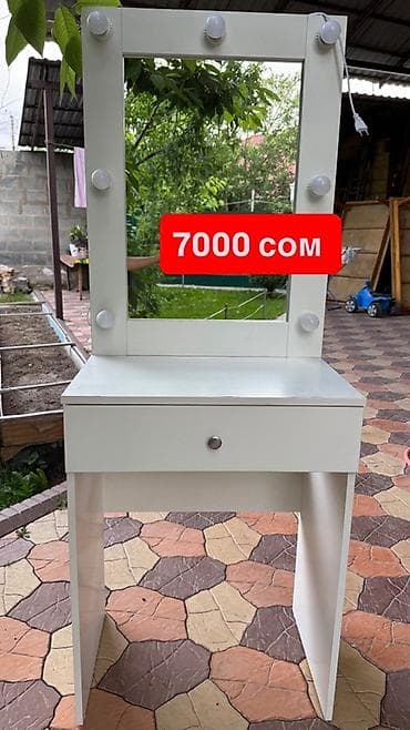 медицинский стол: • Для визажа. Гримерный стол с зеркалом и лампочками — 7000 сом • — 3