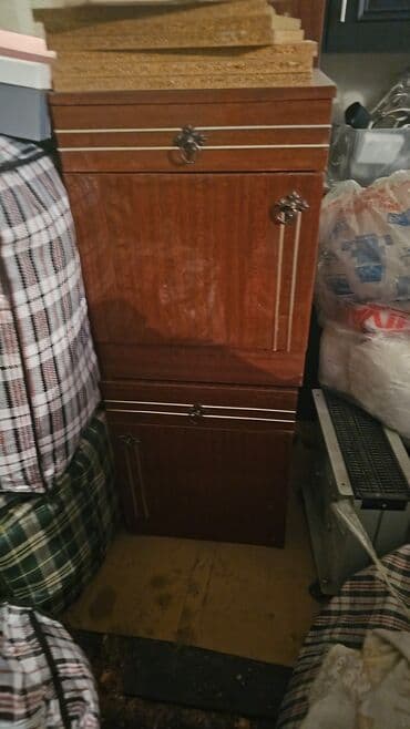 офисные кресло бу: Продам 2 прикроватные тумбучки — 1