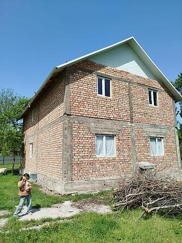 дом пр: Просторный двухэтажный кирпичный дом с мансардной крышей на зеленом — 3