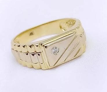 серьги с бриллиантом: Пара элегантных золотистых сережек с английским замком. Каждая сережка — 8