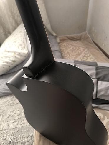 Музыкальные инструменты: Акустическая гитара с вырезом (cutaway), матовый чёрный цвет. Гриф был — 4