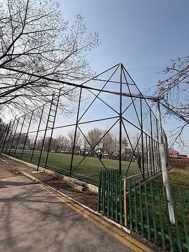 фудболный поле: Футбольное поле с искусственным покрытием и высоким сетчатым — 4