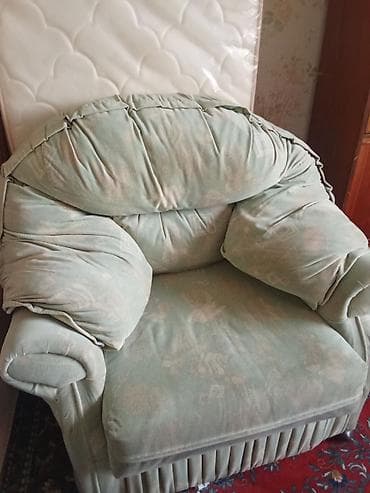 с мебелью: Прямой диван, Б/у — 5