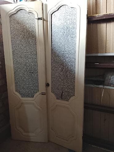 двери между комнаты: Двухстворчатые межкомнатные двери с остеклением. - Материал полотен — 1