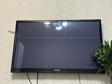 Телевизор Samsung, диагональ примерно 40–43". Плоская панель