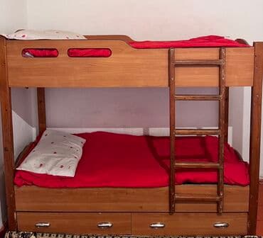 стол в стиле лофт: Двухъярусная деревянная кровать с лестницей и выдвижными ящиками. - — 1