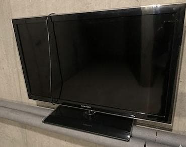 Телевизор Samsung с плоским экраном, диагональ около 32–37"