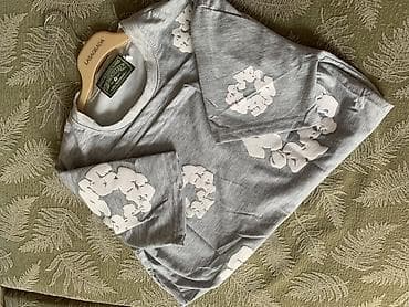 Мужская одежда: Серая футболка с коротким рукавом и круговым принтом. Бренд denim — 1