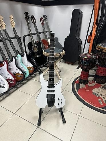 гитара электрическая: Электрогитара суперстрат, белый глянец. Корпус с глубокими вырезами — 1