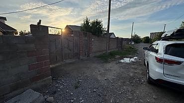 РЕДКОЕ ПРЕДЛОЖЕНИЕ В ЦЕНТРЕ ТОКМОКА! Продается старый дом с участком at lalafo.kg РЕДКОЕ ПРЕДЛОЖЕНИЕ В ЦЕНТРЕ ТОКМОКА! Продается старый дом с участком
