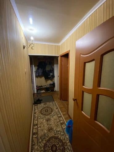 продаю 2х команатную квартиру в 7 мкр: 2 комнаты, 45 м², 104 серия, 3 этаж, Старый ремонт — 5