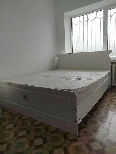 Двуспальная кровать с матрасом. - Размер: ориентировочно 160×200 см — 2