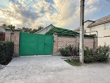 Дом с двориком и навесом для авто - Кирпичный забор по периметру