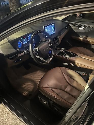 bmw 5 series: Электромобиль Hongqi E-QM5 (седан) - Кузов: 4-дверный седан, черный — 5