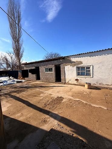 сдам дом: Продаётся дом с большим двором и хозяйственными постройками. - — 2