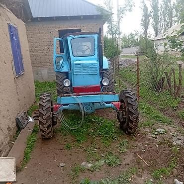 Трактор колесный, с кабиной, голубого цвета. Полный привод не